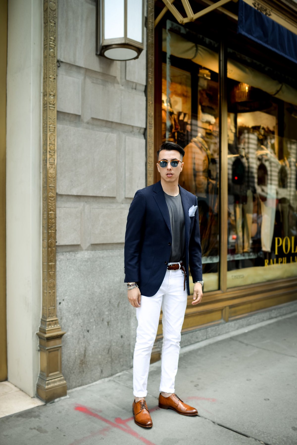 Синие брюки и коричневые туфли