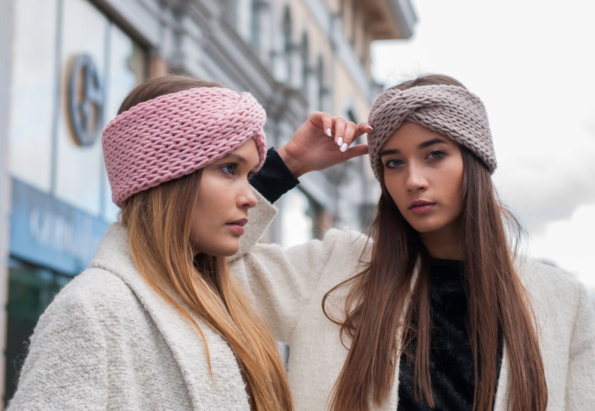 Модные вязаные повязки на голову 2020