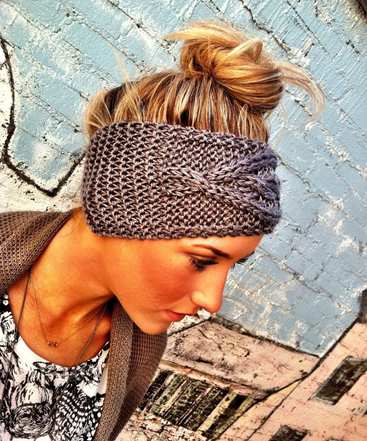 Повязка на голову вязаная на короткие волосы
