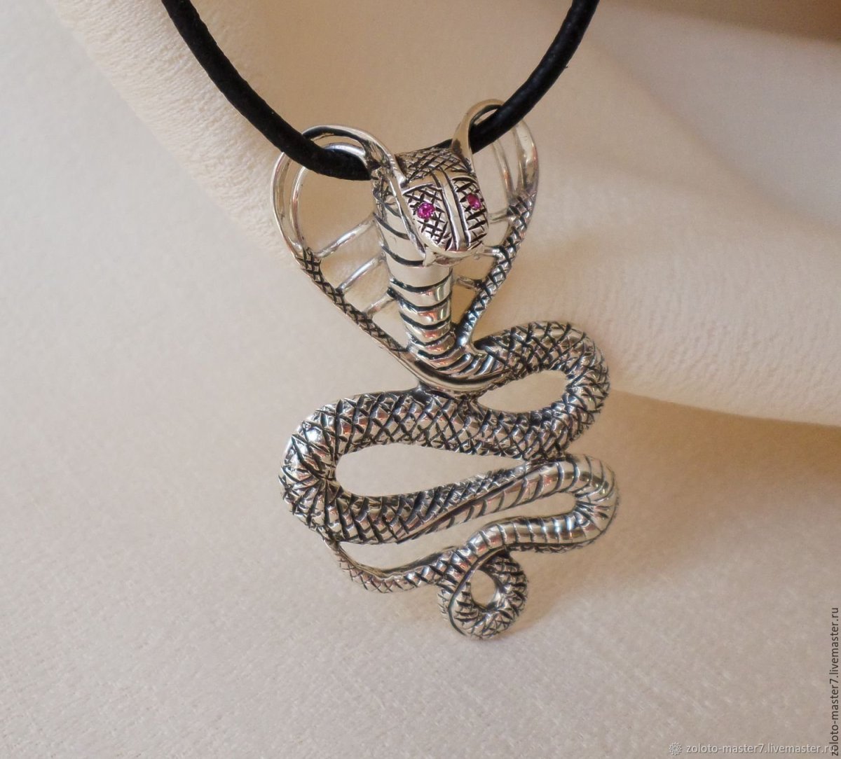 Брошь Кобра