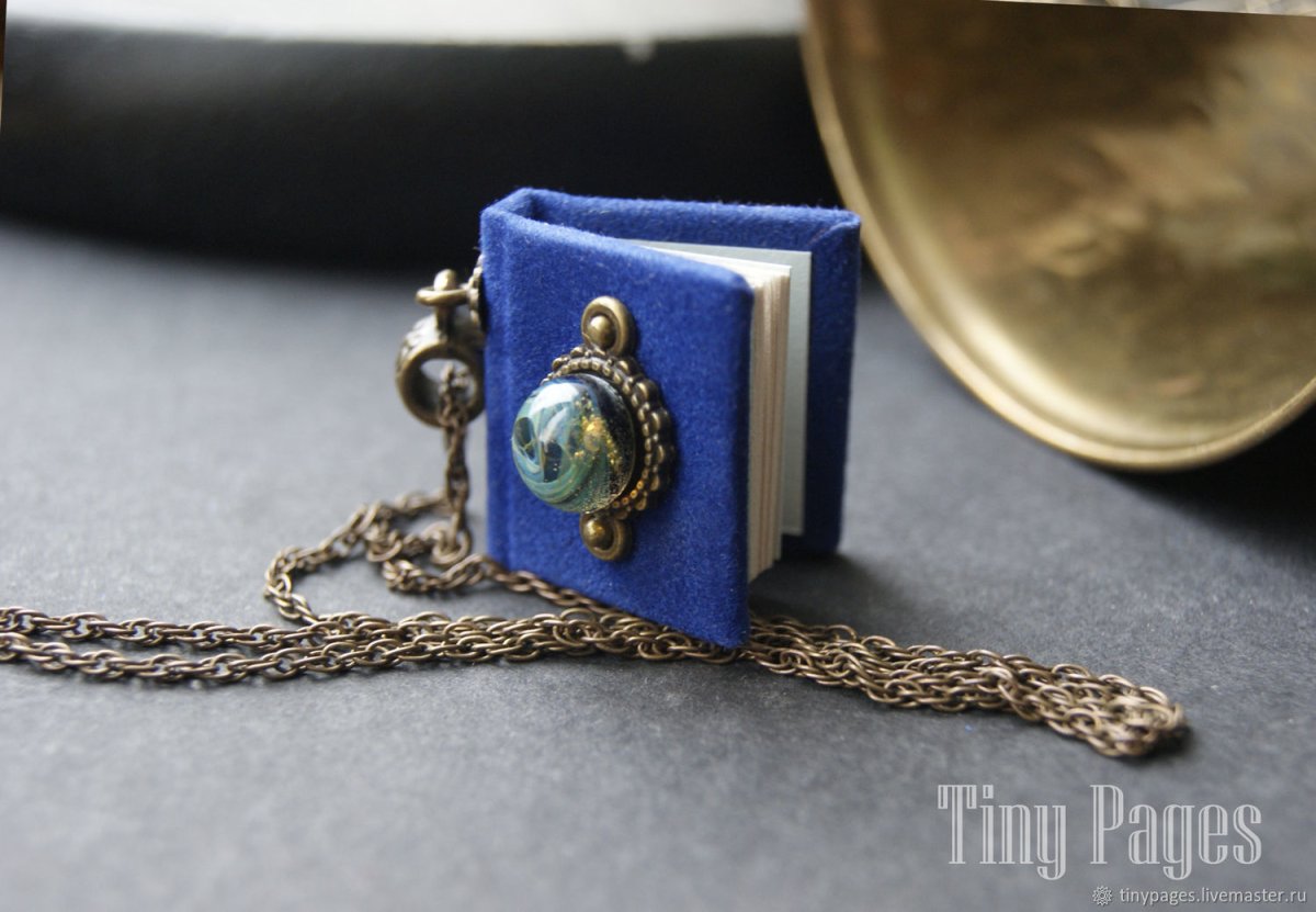 Кулон в виде книжечки