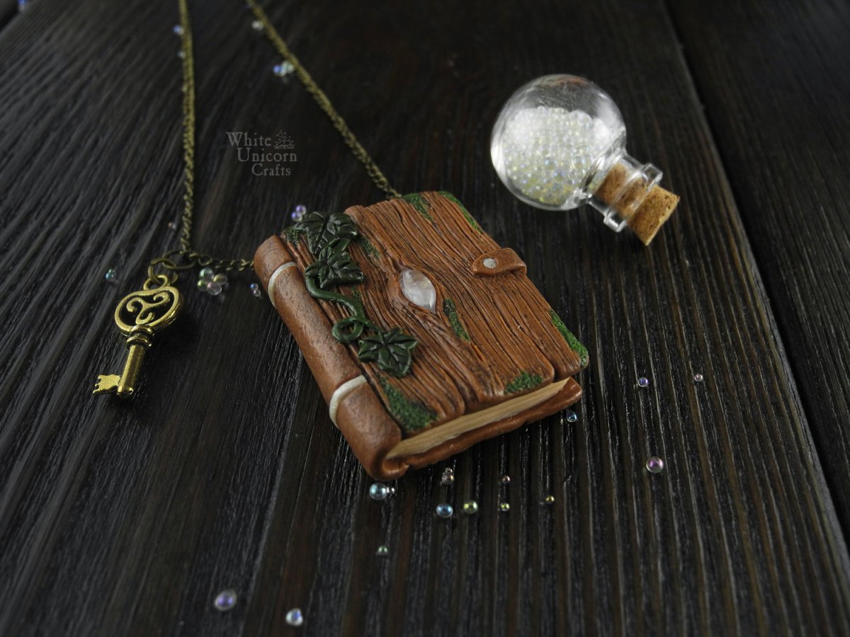 Ювелирные украшения на столе