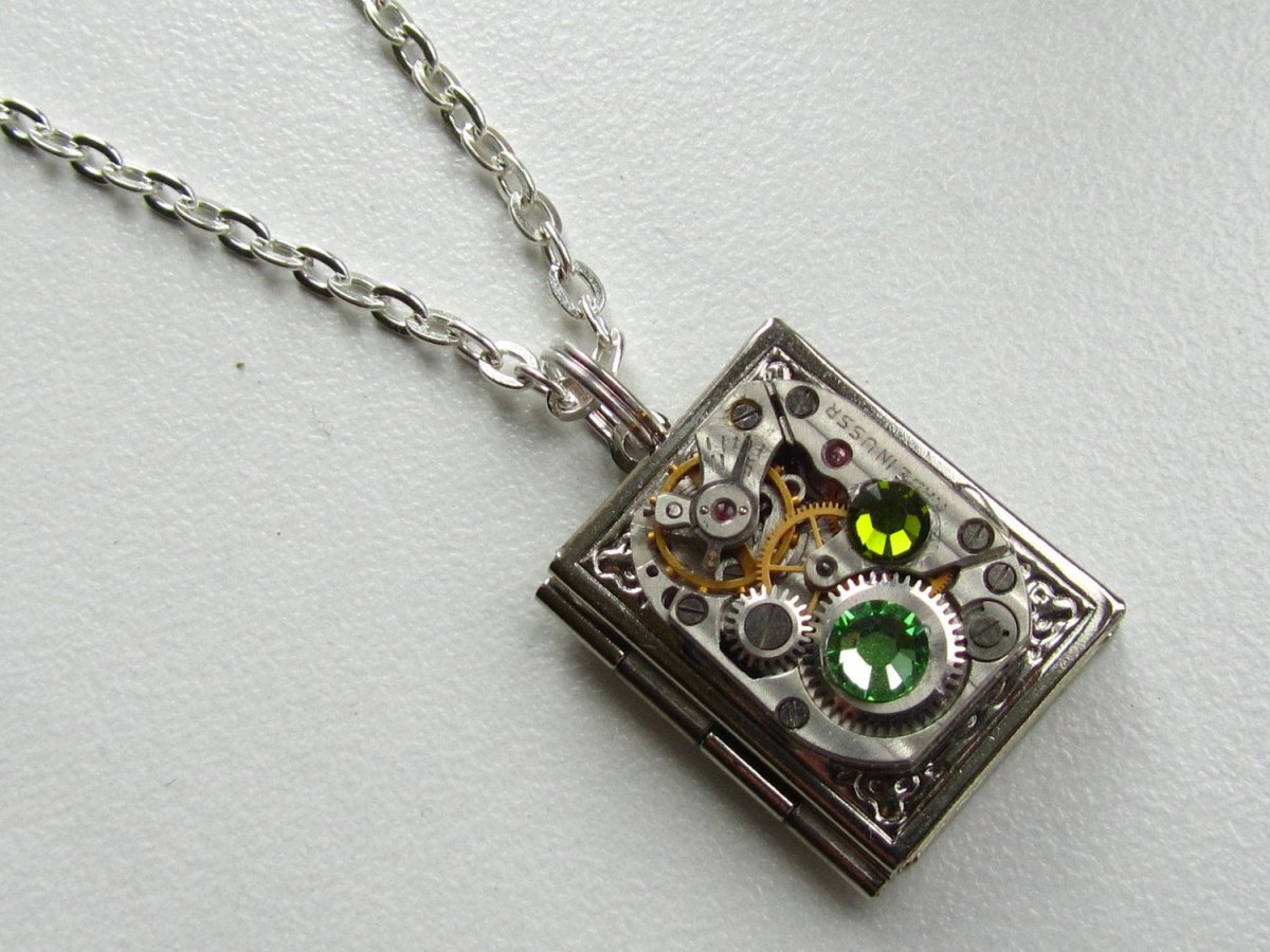 Старинная квадратная подвеска книжка