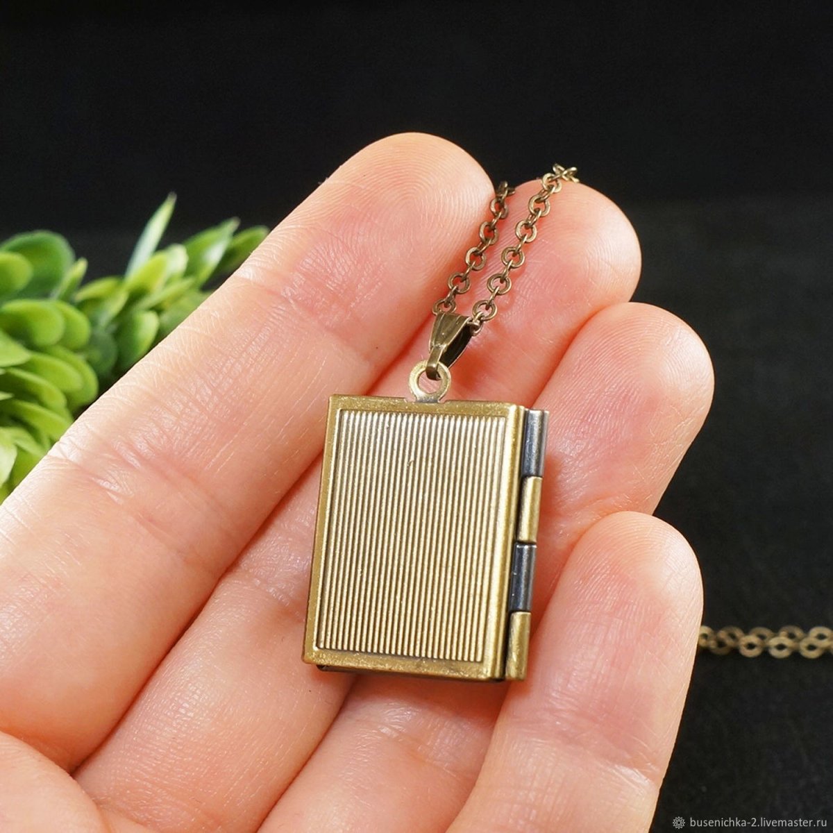 Кулон с кораллом