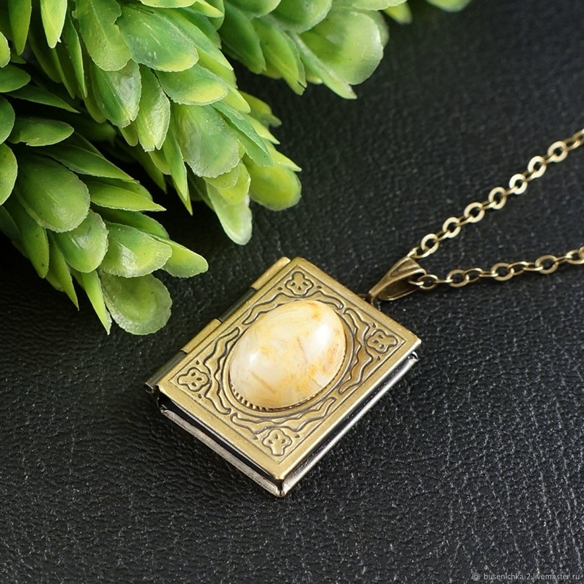 Магический кулон с камнем