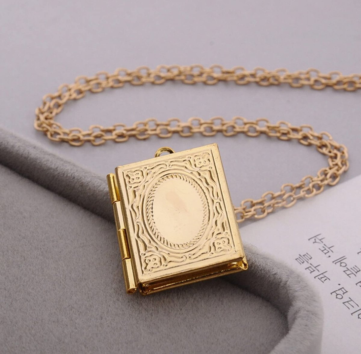 Кулон в виде книжки