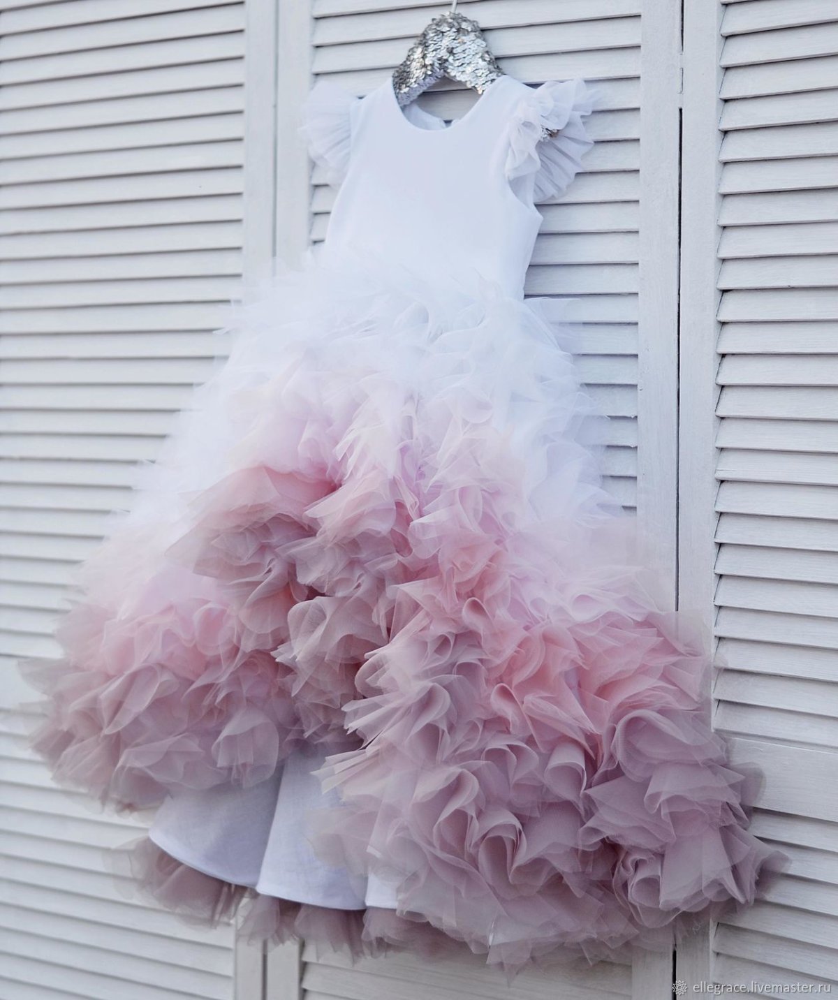 Платье с фатиновыми рюшами