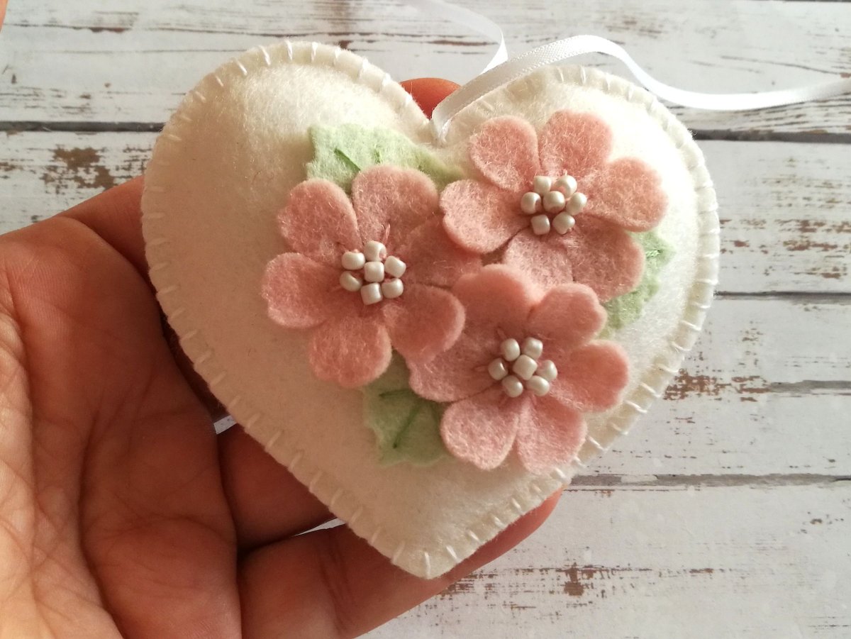 Украшение из фетра