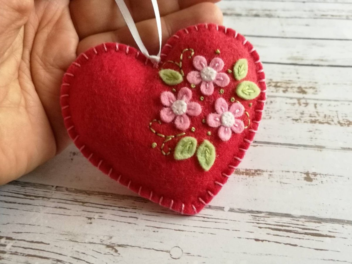 Украшение из фетра