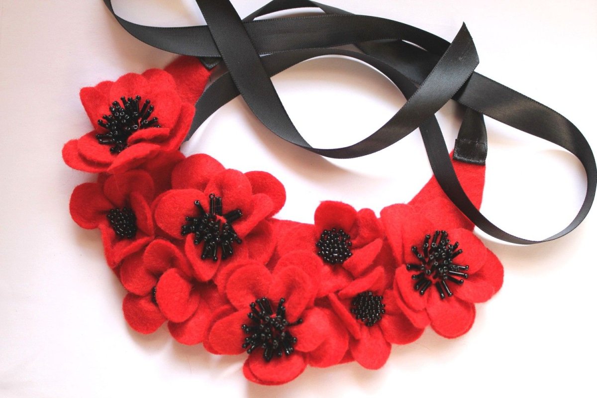 Украшение из фетра