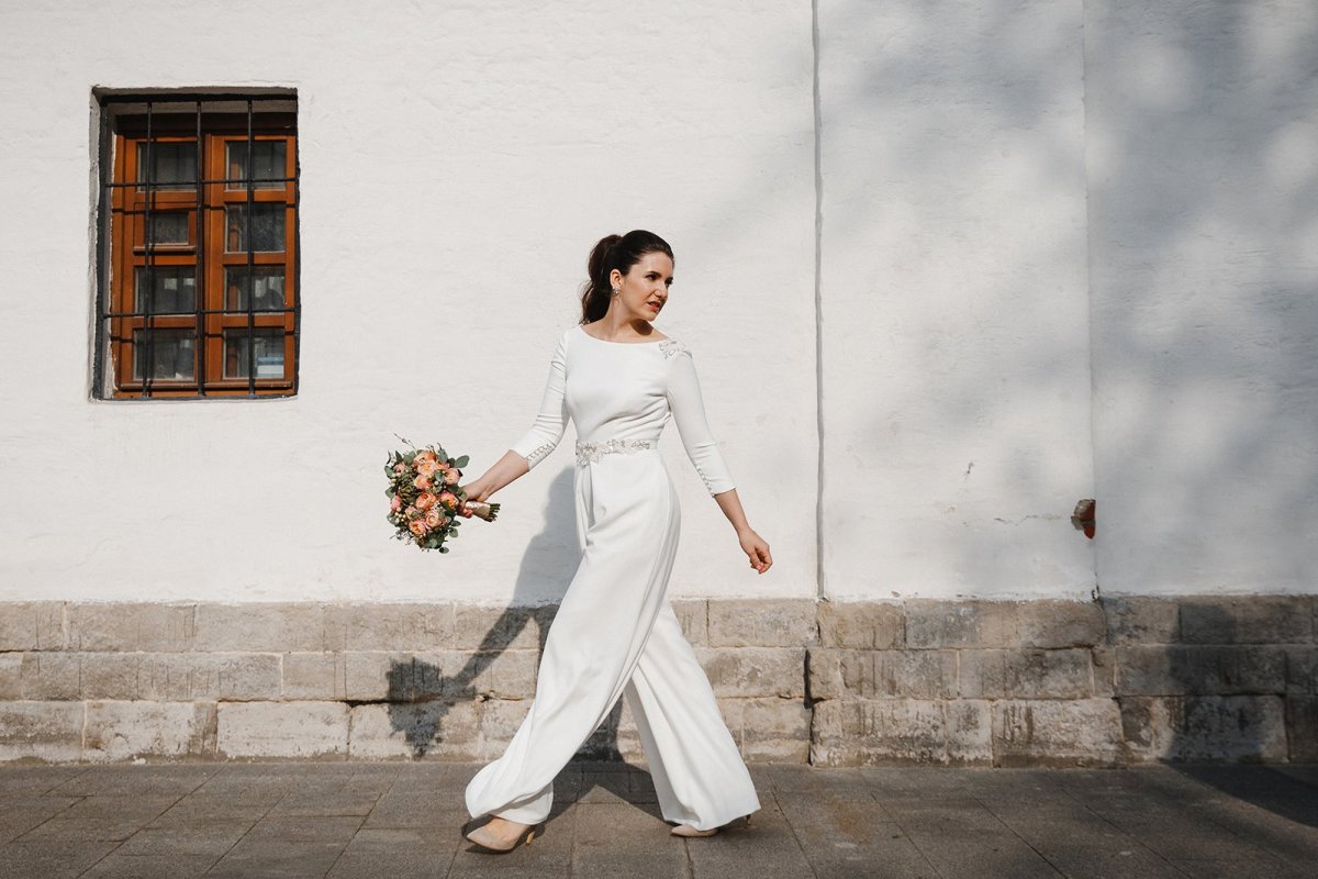 Белый брючный комбинезон