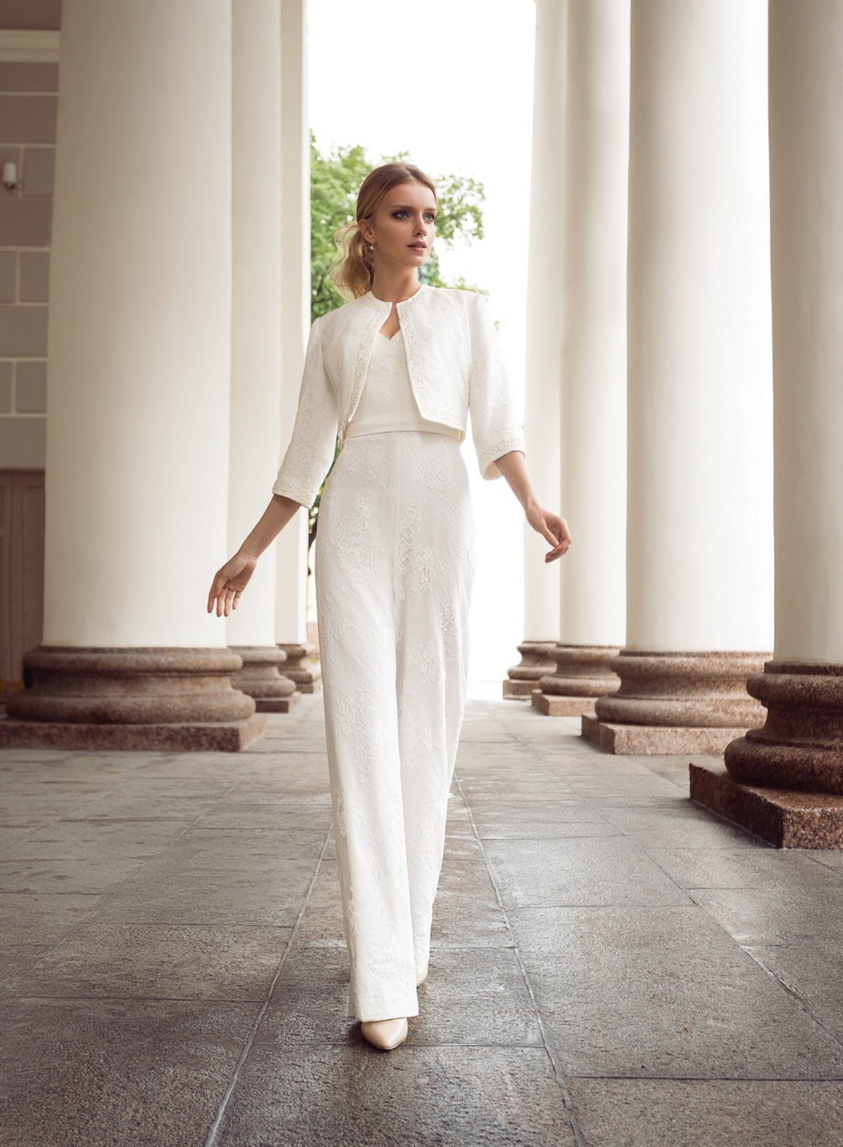 Брючный костюм цвета слоновой кости