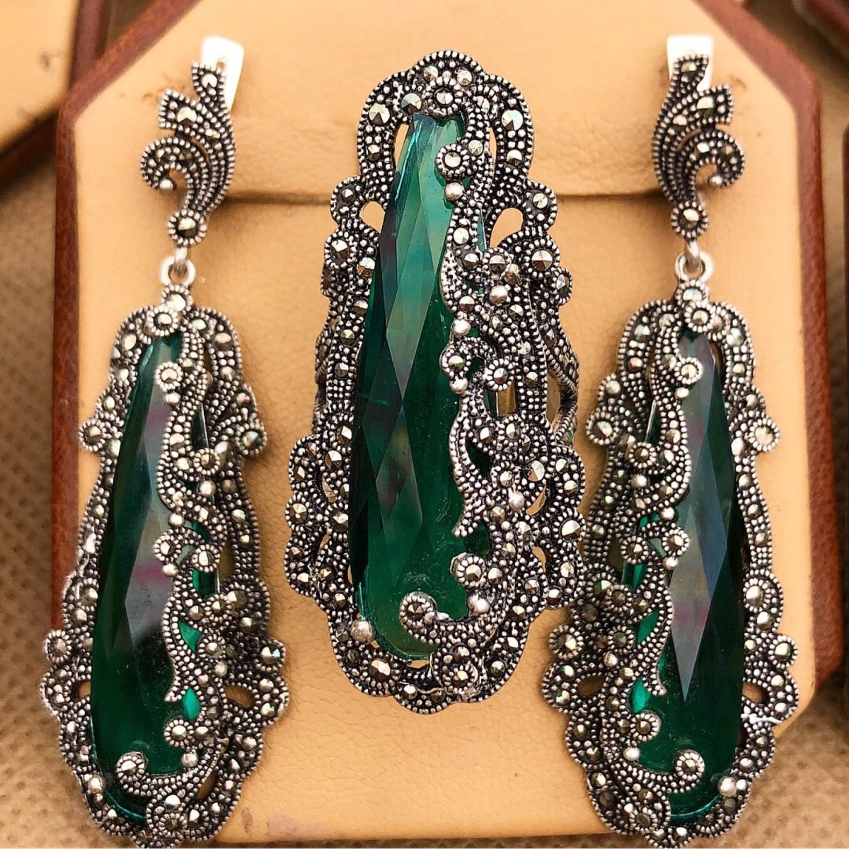 Серьги с гранатами из серебра 925 пробы