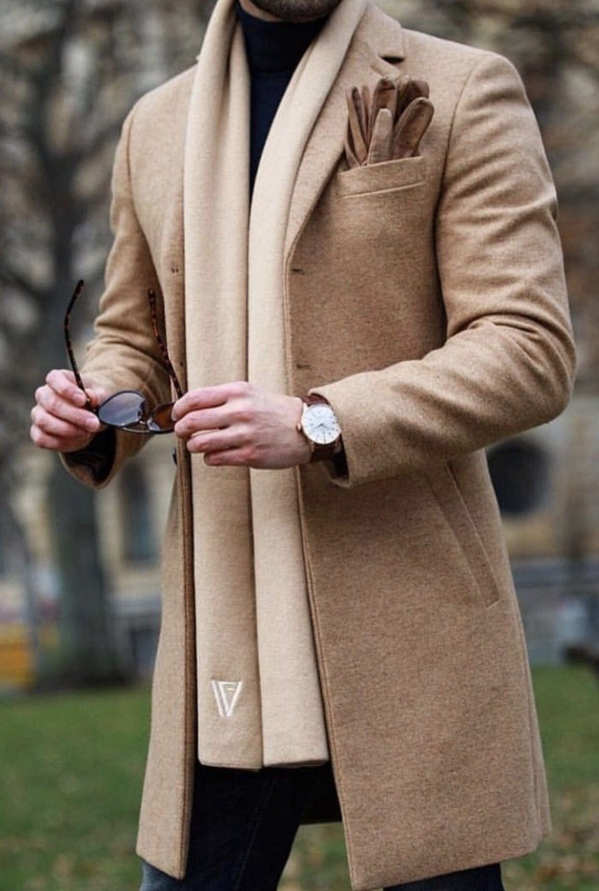 Стильный мужчина в пальто