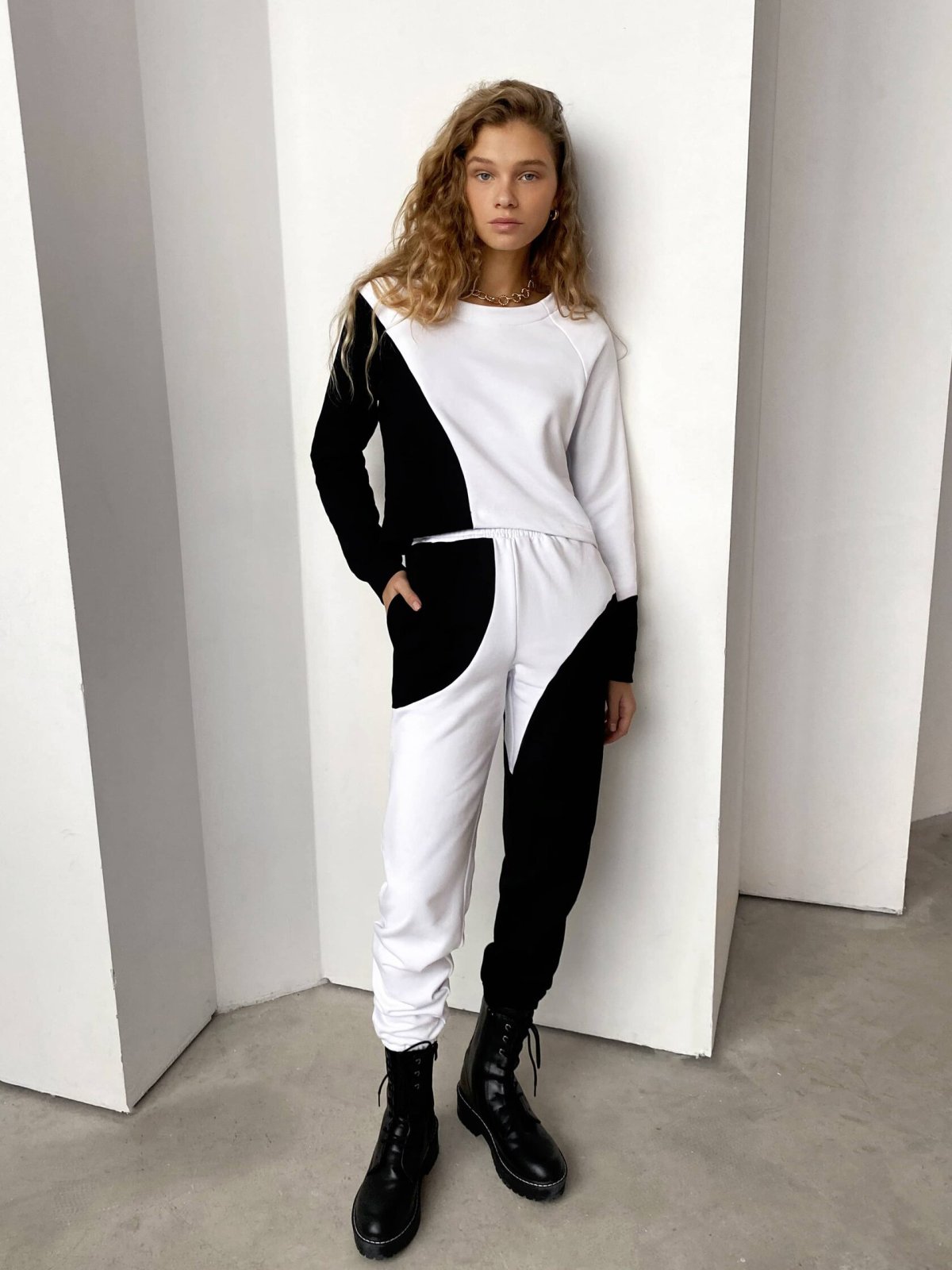 Капсула со спортивным костюмом