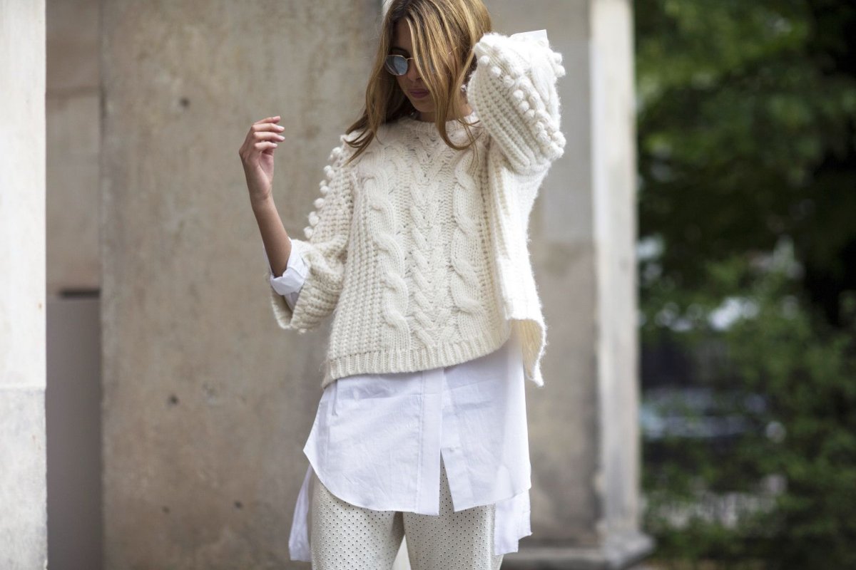 Белый джемпер женский спицами модный