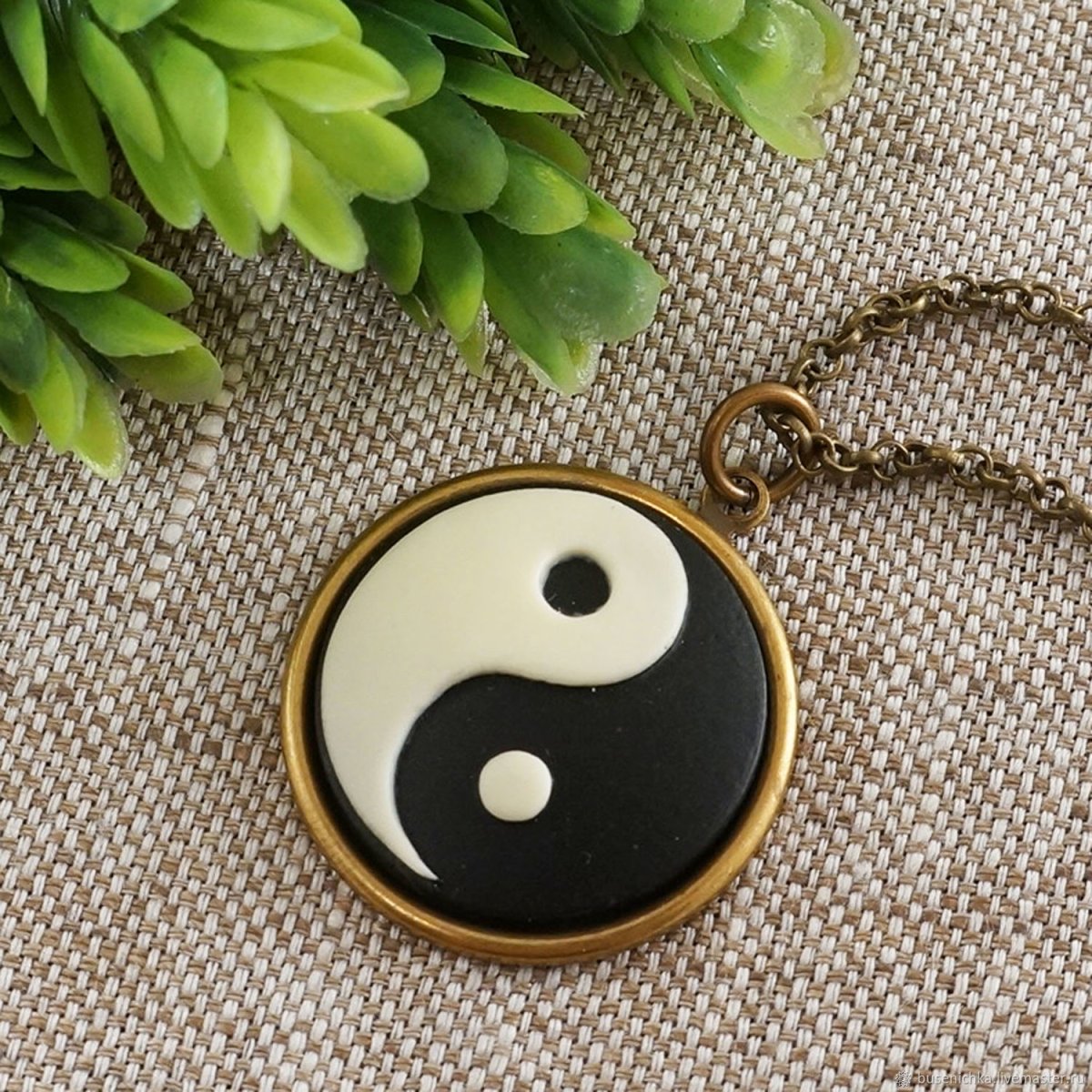 Медальон Инь Янь золотой