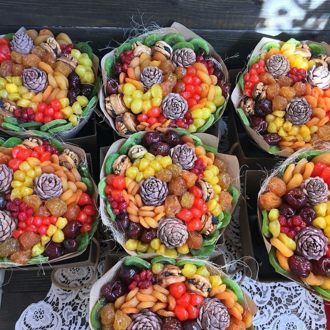 Сухофрукты на шпажках