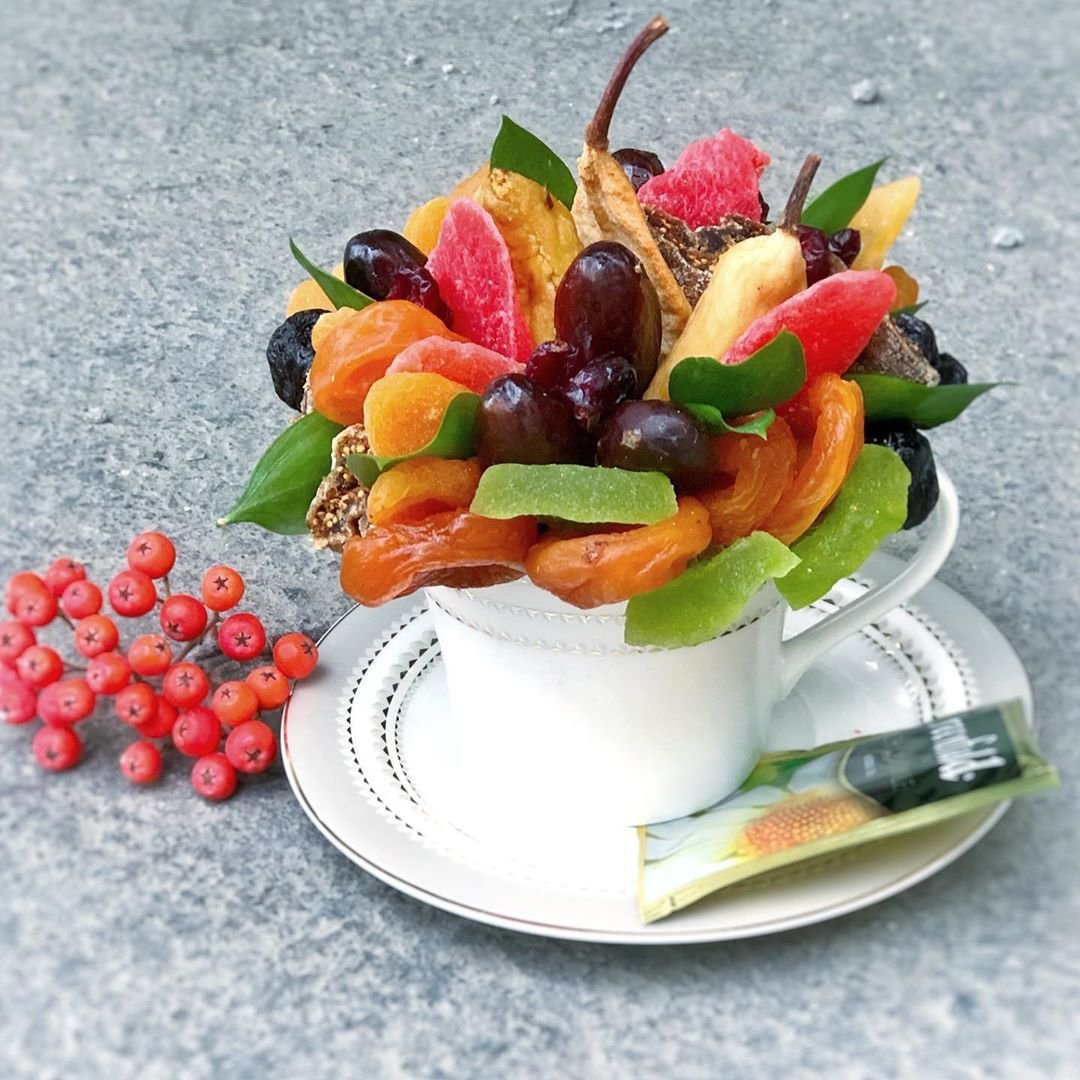 Композиция из сухофруктов в чашке