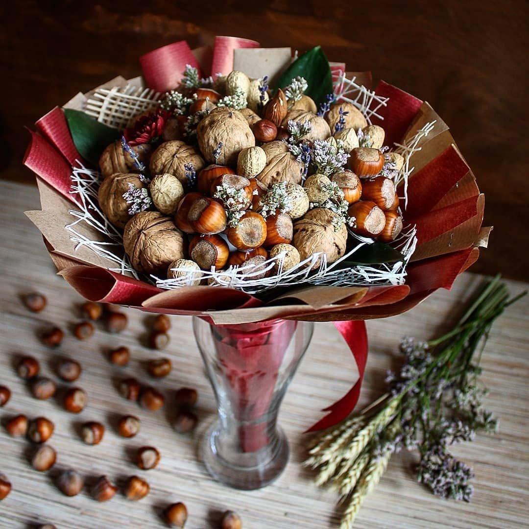 Композиция из сухофруктов в чашке