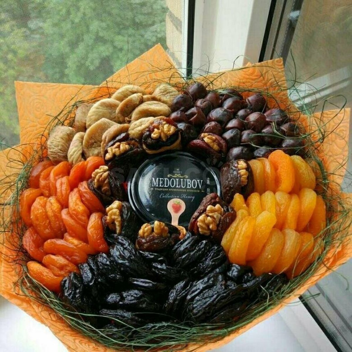 Корзинка с сухофруктами