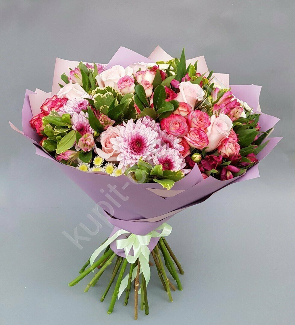 Букет из ромашковой хризантемы и альстромерии