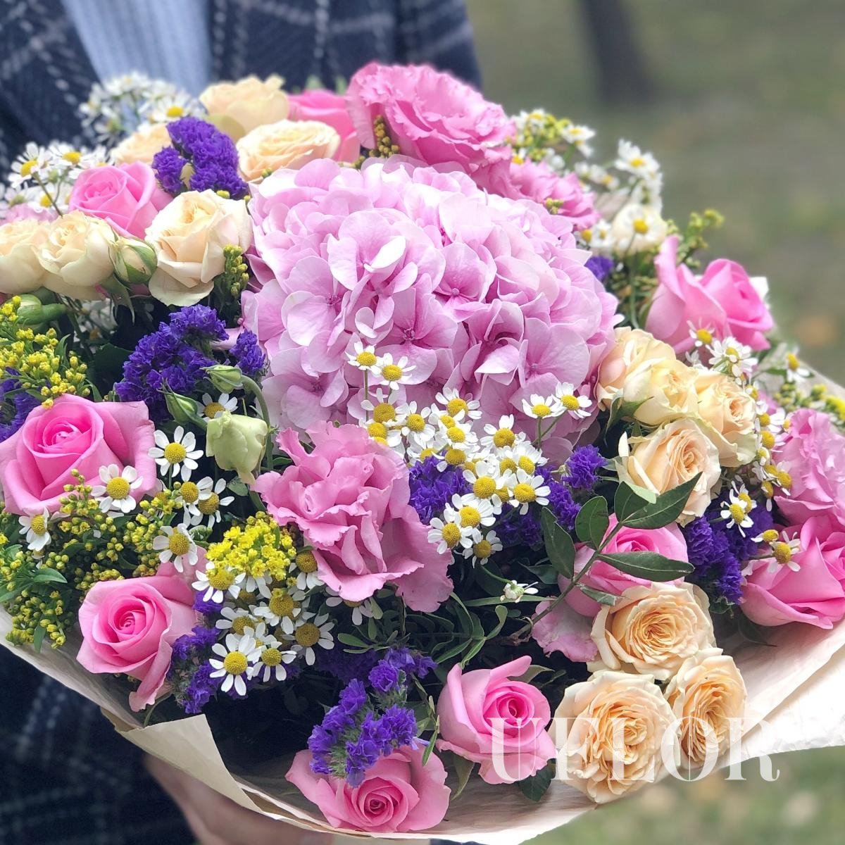 Ксения Андреевна с цветами