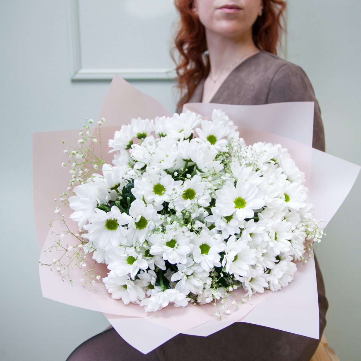 Ромашковые хризантемы и гипсофила