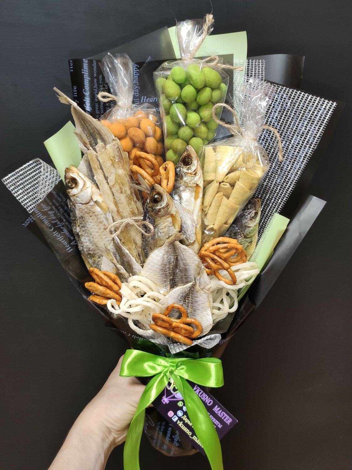 Букеты из чипсов и сладостей