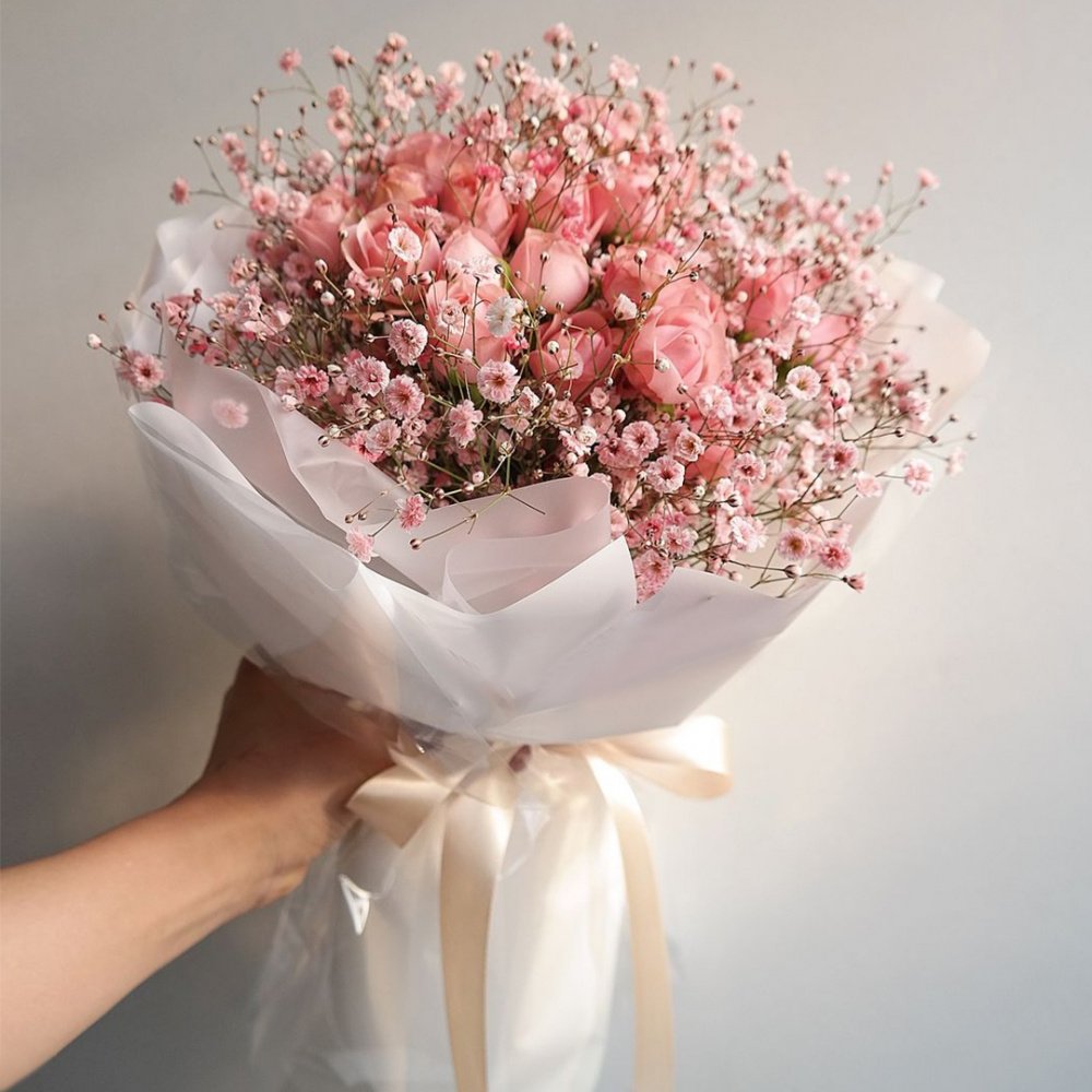 Кустовые розы с гипсофилой букет