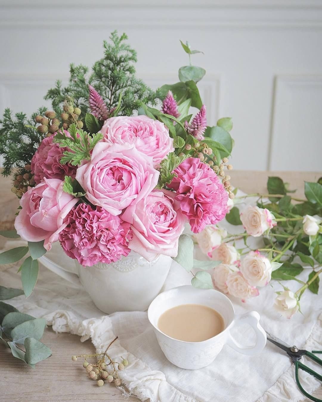 Цветы доброе утро красивой девушке. Утренний букет. Утренние цветы. Открытки с добрым утром с цветами. Доброе утро букеты цветов красивые.