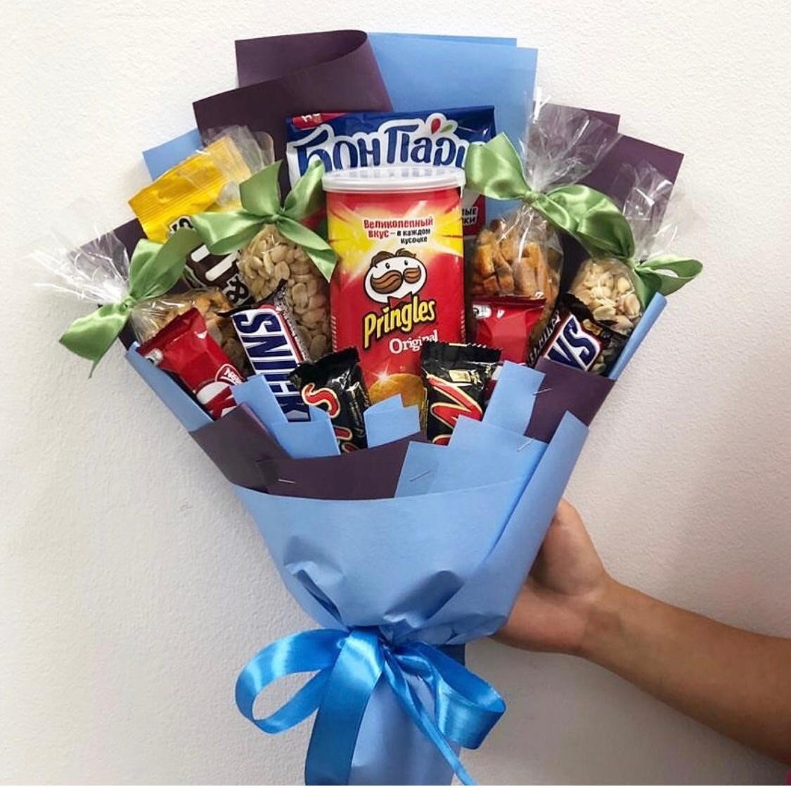 Букет из чипсов и сухариков