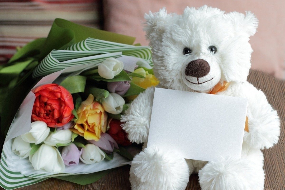 С днём рождения с плюшевым медведем