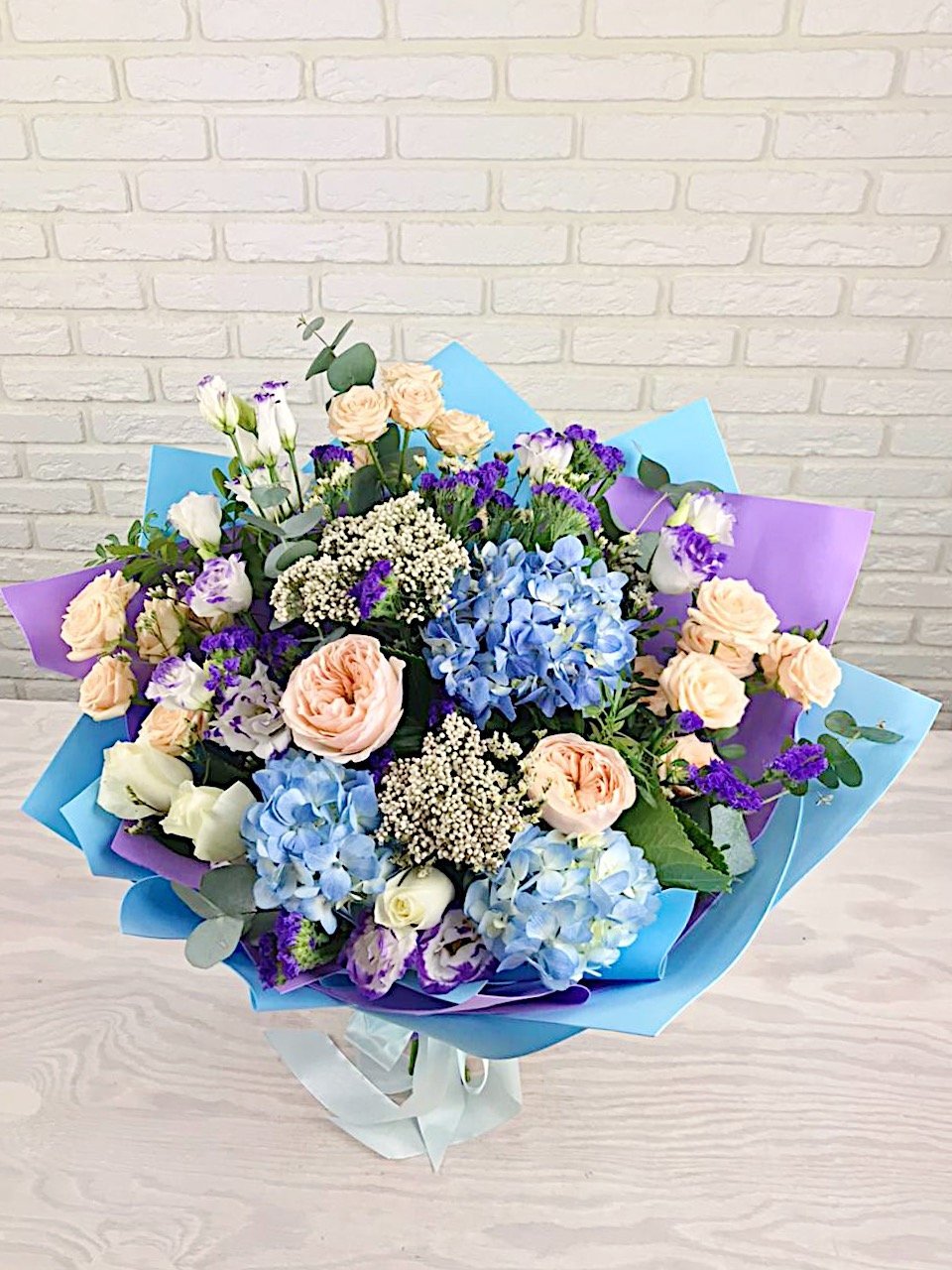 Букет из гортензии и эустомы