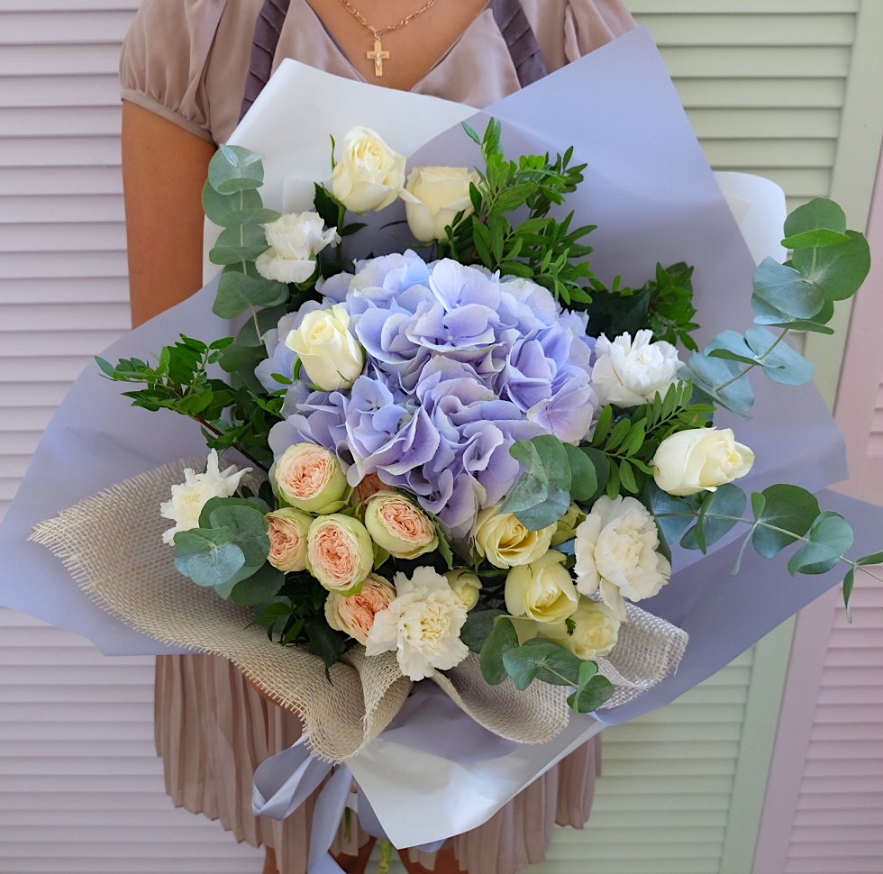 Гортензия с гипсофилой букет