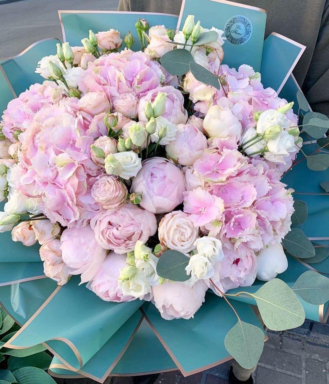 Букет с розовой гортензией