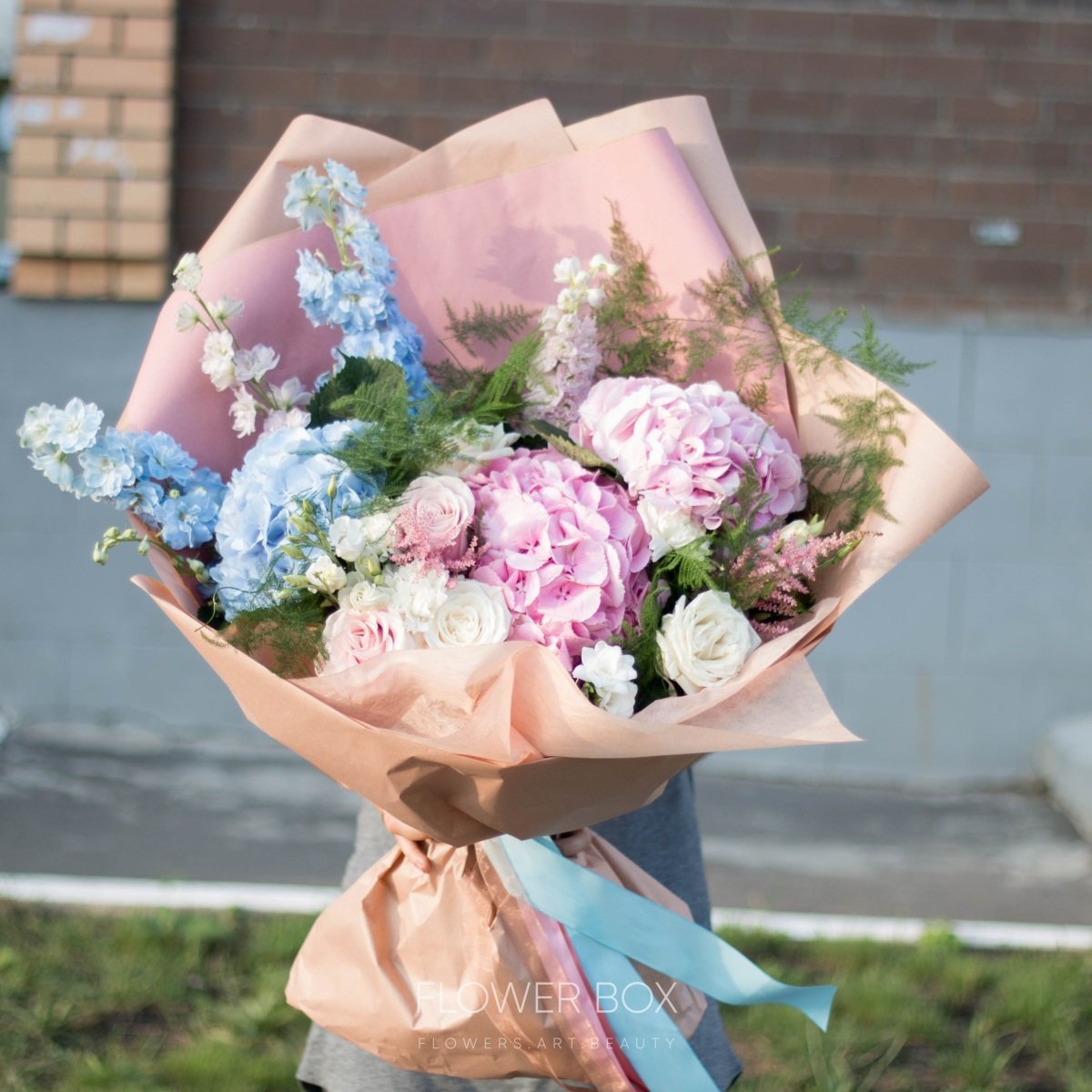 Букет с дельфиниумом и гортензией