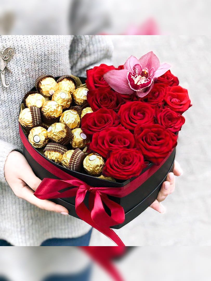 Цветочно конфетная композиция в коробке