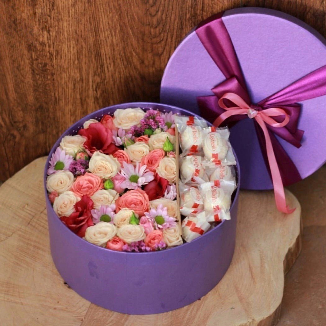 Цветы с конфетами в коробке