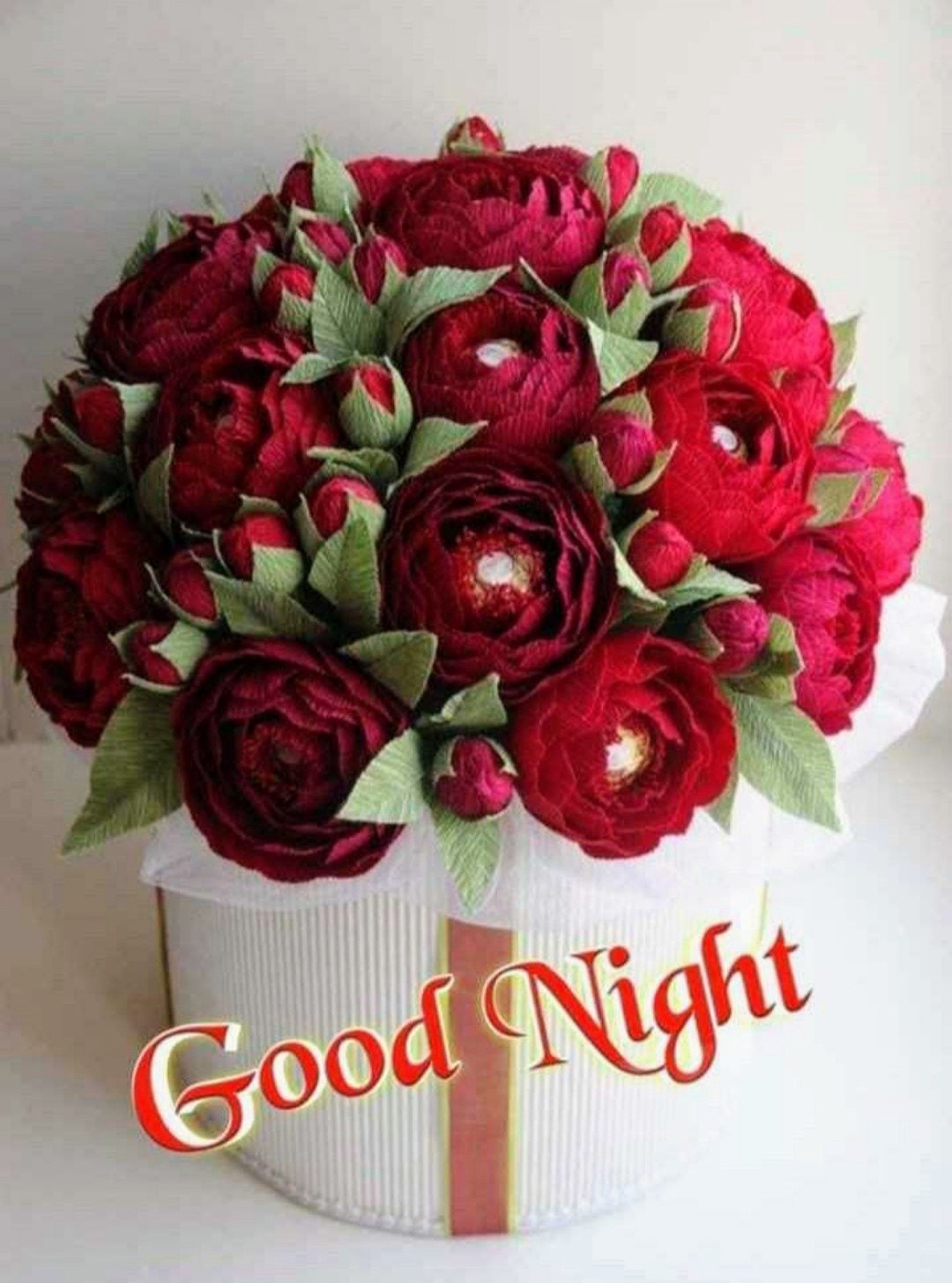 Композиция с цветами и конфетами