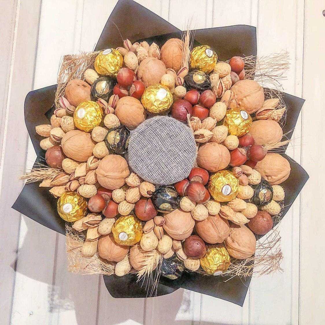 Подарочная композиция из орехов