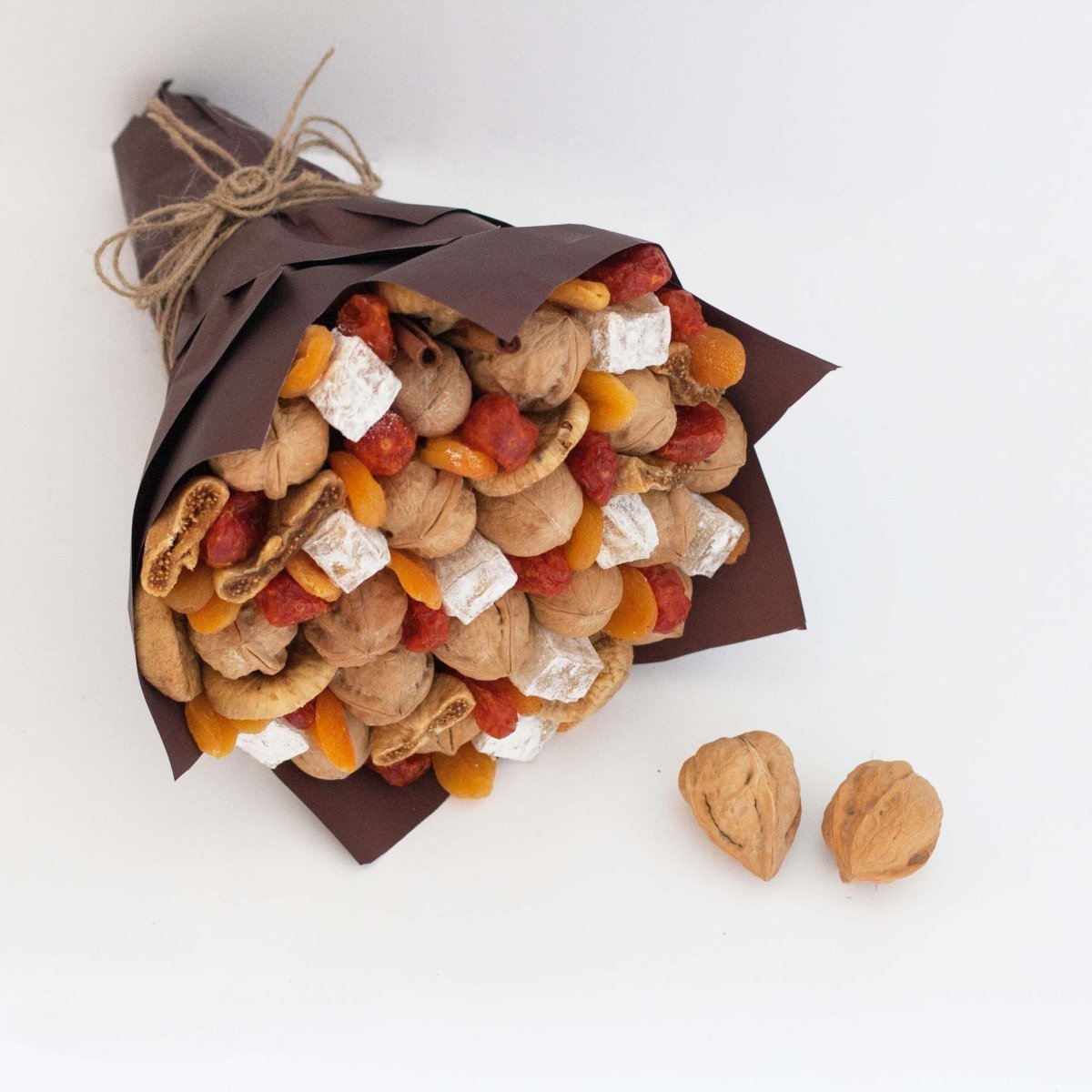 Подарок из сухофруктов и орехов своими руками