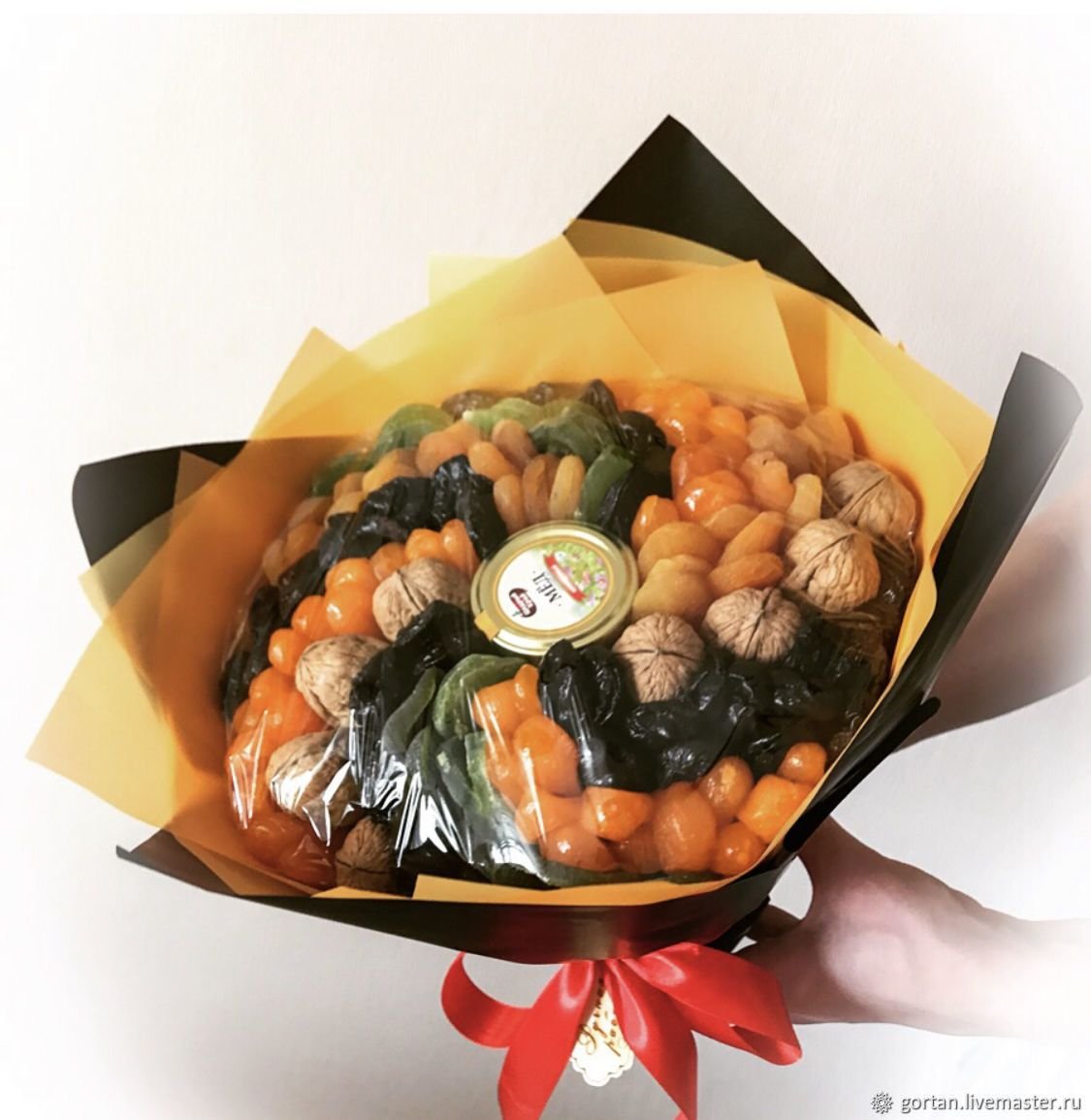 Букет из фруктов и сухофруктов в корзине
