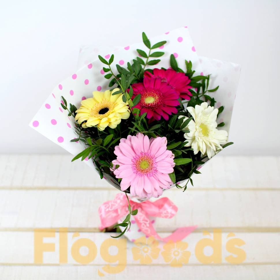 Девочка с букетом