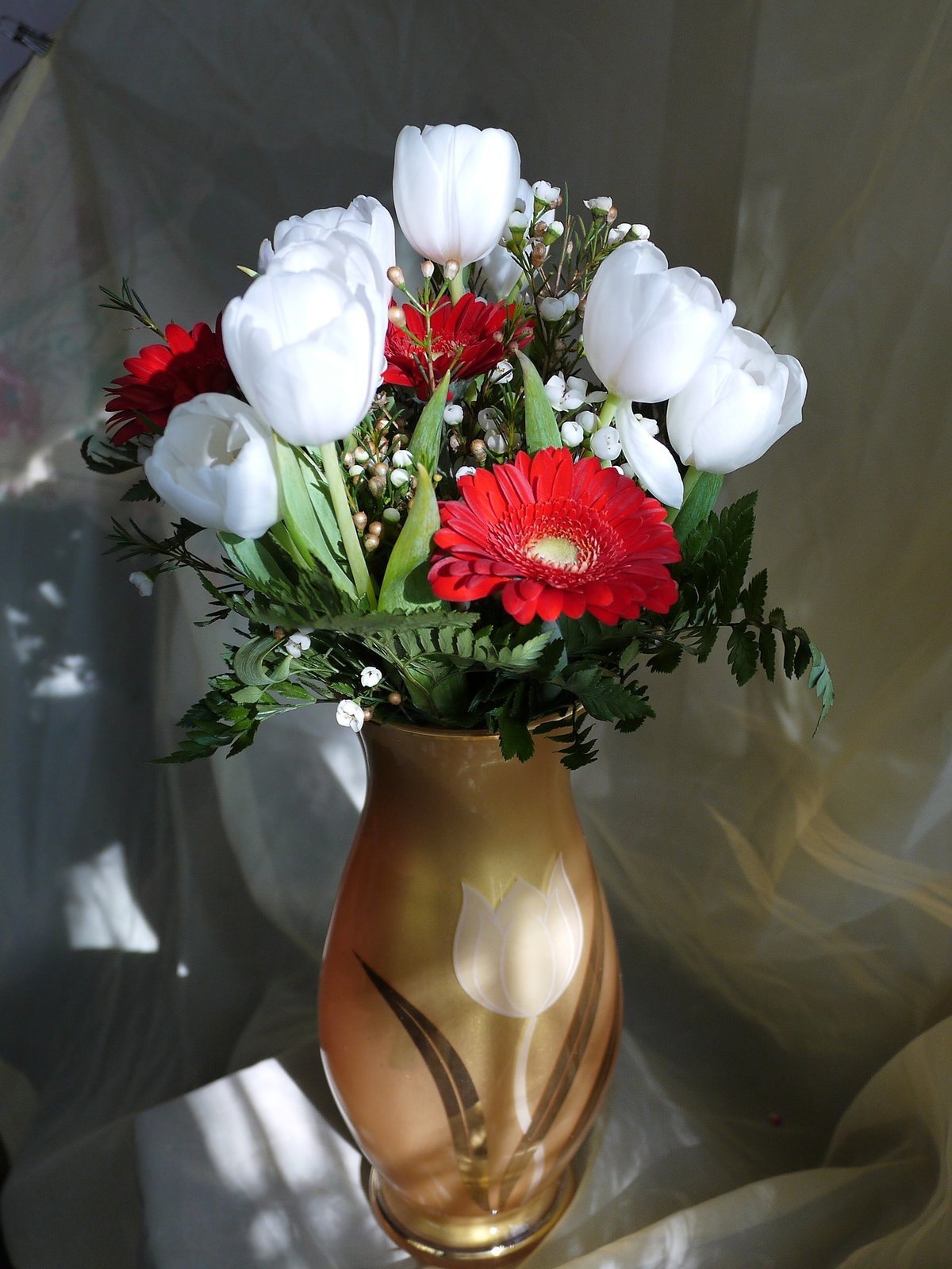 Красивый букет цветов в вазе