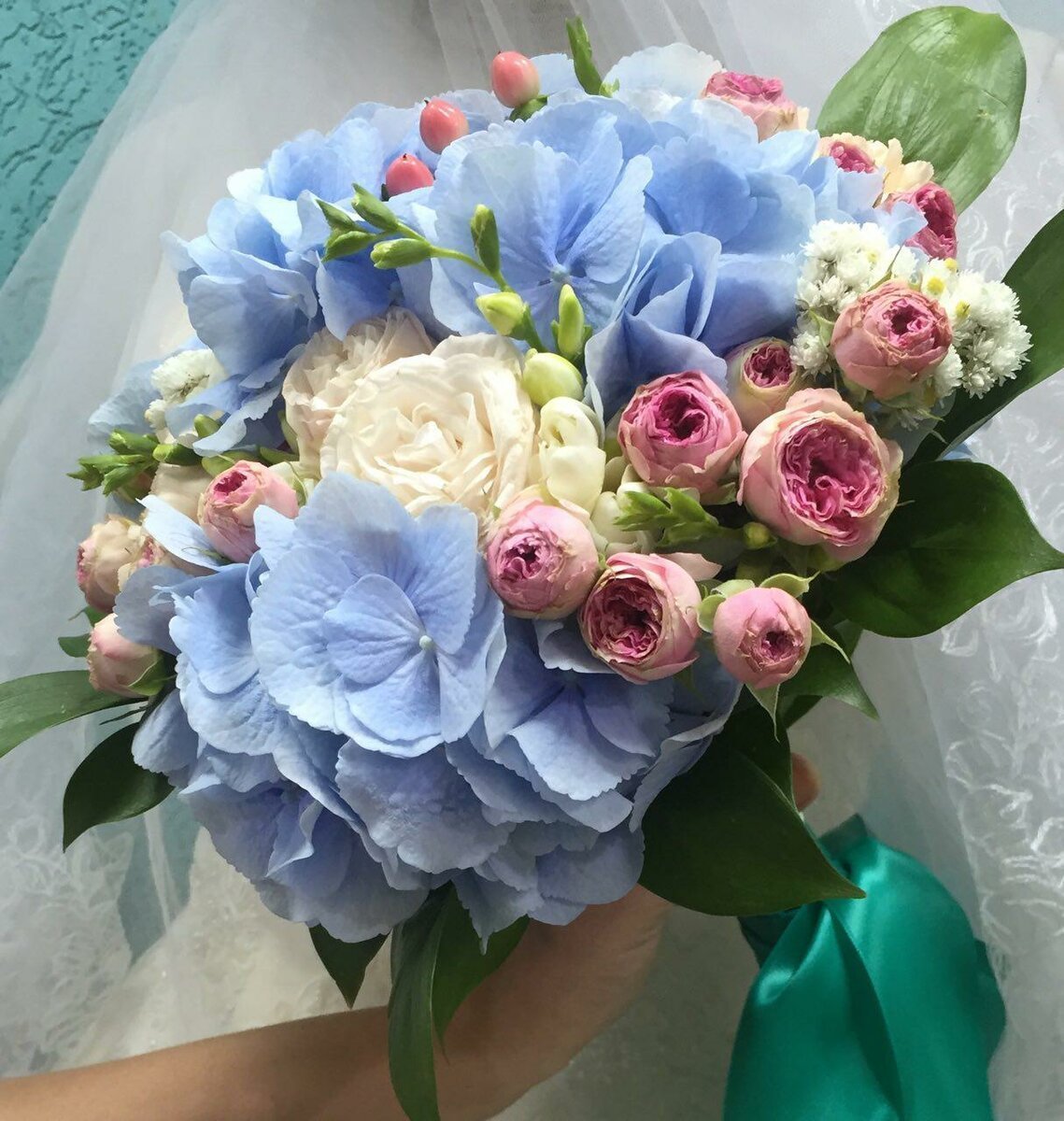 Букет с синей гортензией