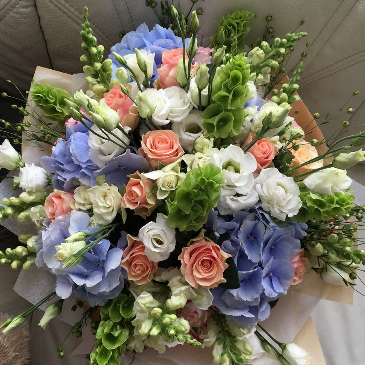 Букет с гортензией и розами