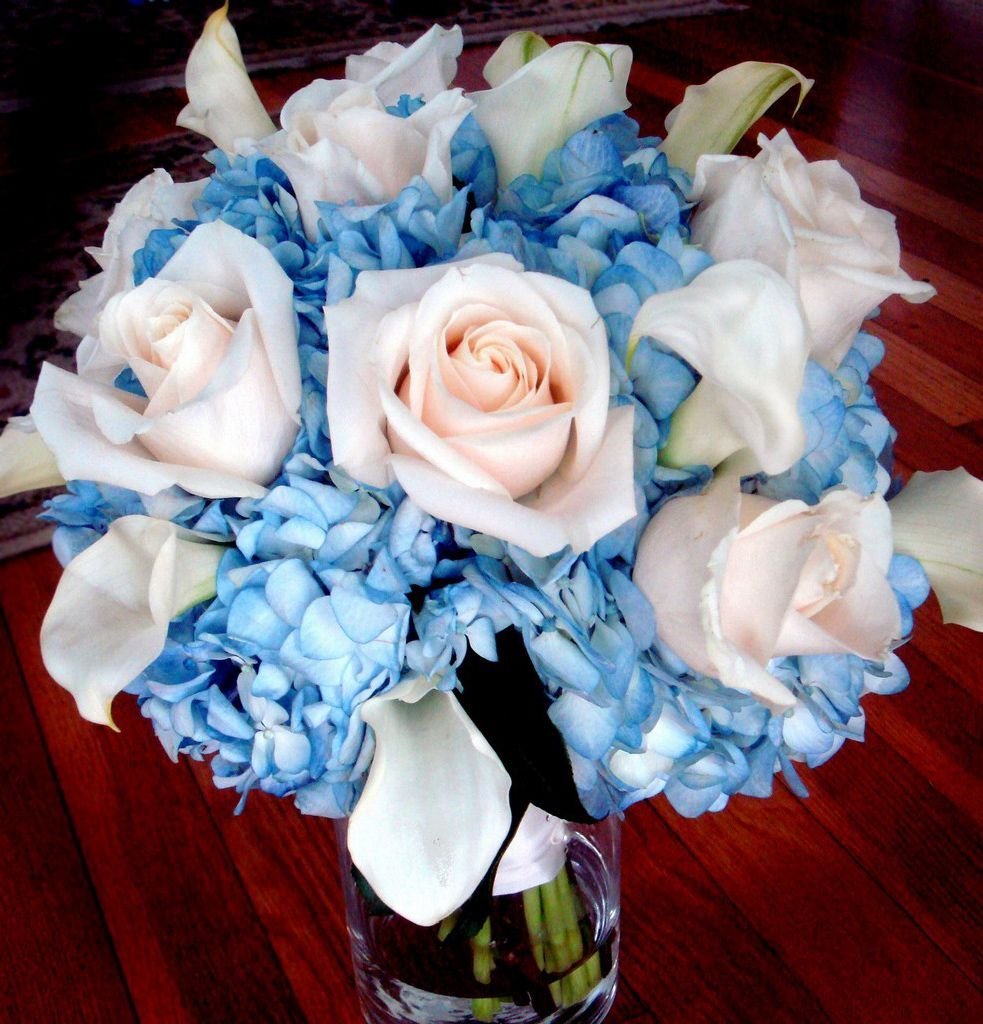 Шикарный свадебный букет в бело синих тонах