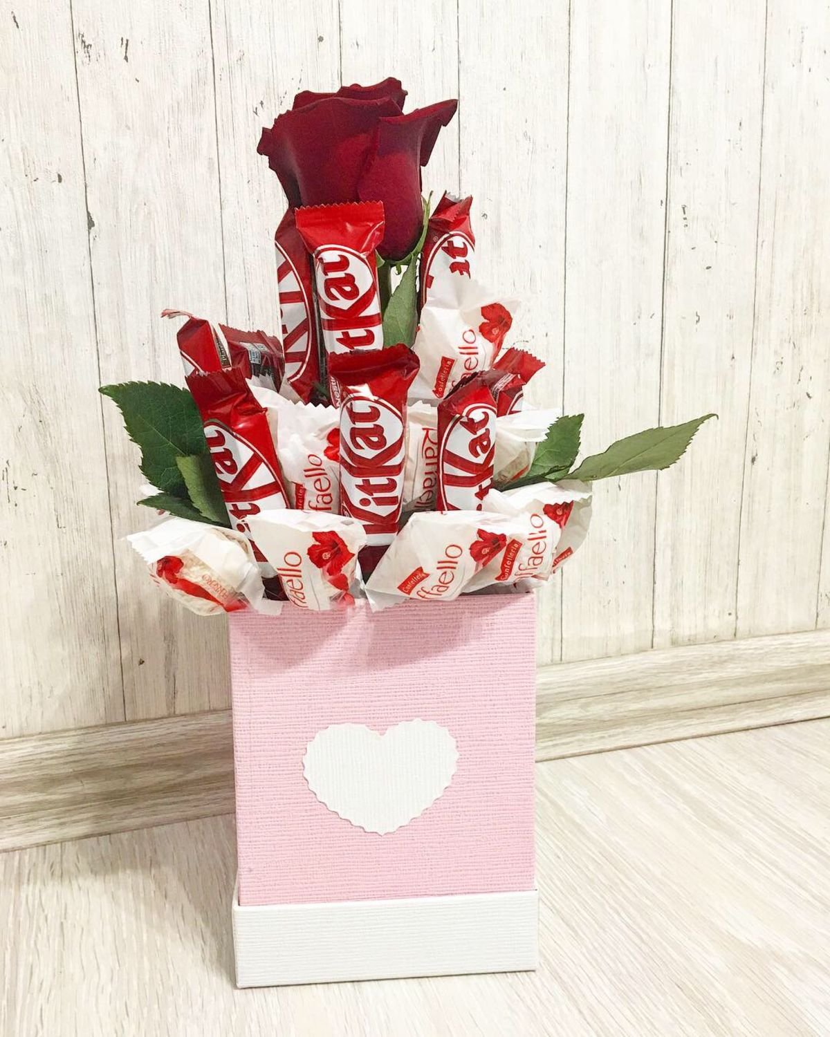 Вкусный букет из конфет на 8 марта