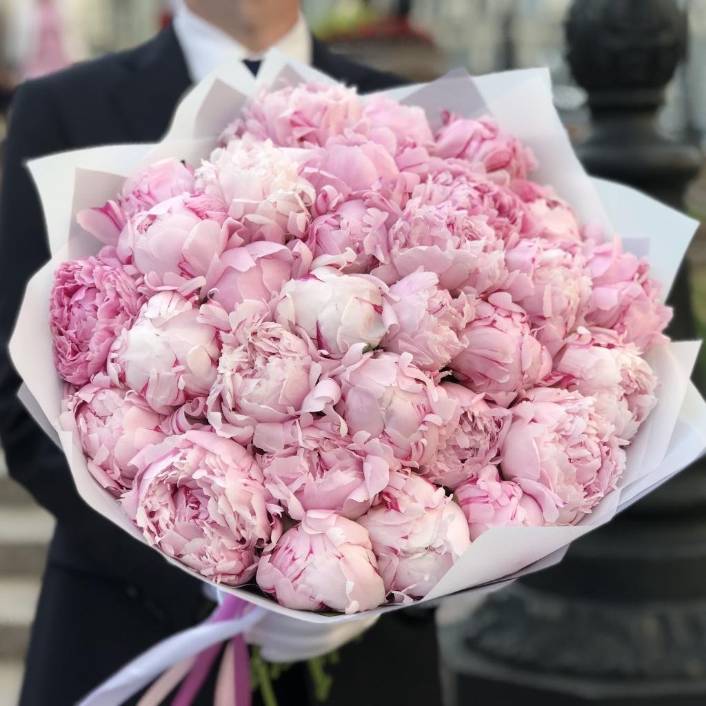 Бежево розовые пионы